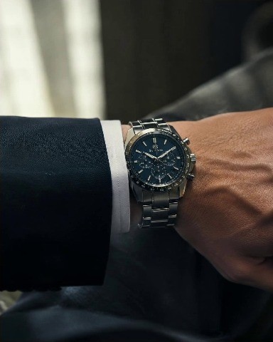 Reloj de pulsera sobre un puño de traje